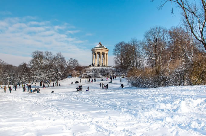 Wintersport in München - Rodeln am Monopterus im Englischen Garten